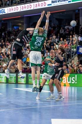 Marek Nissen HC Erlangen, 06 will be high in the air over Matthes Langhoff Füchse Berlin, 25 HC Erlangen vs Fuechse Berlin, Handball, 1 Handball Bundesliga, Season 2025 2026, Matchday 7, 04 10 2025 HC Erlangen vs Fuechse Berlin, Handball, 1 Handball Bundesliga, Season 2025 2026, Matchday 7, 04 10 2025 Nuernberg Copyright: xEibner-Pressefoto ArdanxFuessmanx EP_AFN