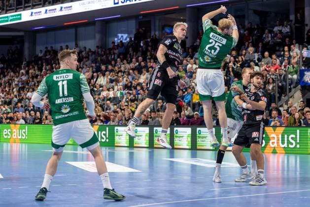 Marek Nissen HC Erlangen, 06 stands in the air after his throw Matthes Langhoff Füchse Berlin, 25 Lasse Bredekjaer Andersson Füchse Berlin, 11 HC Erlangen vs Fuechse Berlin, Handball, 1 Handball Bundesliga, Saison 2025 2026, 7 Spieltag, 04 10 2025 HC Erlangen vs Fuechse Berlin, Handball, 1 Handball Bundesliga, Saison 2025 2026, 7 Spieltag, 04 10 2025 Nuernberg Copyright: xEibner-Pressefoto ArdanxFuessmanx EP_AFN