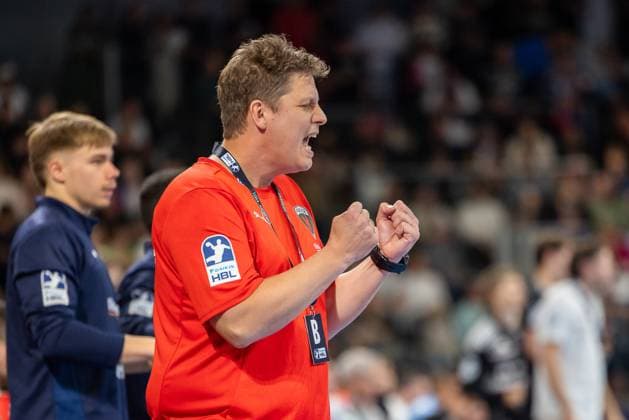 Nicolej Krickau Füchse Berlin, Head Coach is happy with clenched fists about the victory of his team after a game at eye level HC Erlangen vs Fuechse Berlin, Handball, 1 Handball Bundesliga, Season 2025 2026, Matchday 7, 04 10 2025 HC Erlangen vs Fuechse Berlin, Handball, 1 Handball Bundesliga, Season 2025 2026, Matchday 7, 04 10 2025 Nuremberg Copyright: xEibner-Pressefoto ArdanxFuessmanx EP_AFN