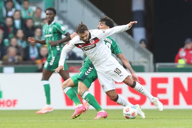 04 10 2025, xtgx, Soccer 1 Bundesliga, SV Werder Bremen FC St Pauli, v l Daniel Sinani St Pauli, 10 , Cameron Puertas Bremen, 18 duel, fight, tackle DFL DFB REGULATIONS PROHIBIT ANY USE OF PHOTOGRAPHS as IMAGE SEQUENCES and or QUASI VIDEO Bremen