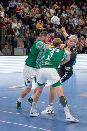 Marek Nissen HC Erlangen, 06 is prevented from throwing by Max Darj Füchse Berlin, 05 and Mijajlo Marsenic Füchse Berlin, 93 HC Erlangen vs Fuechse Berlin, Handball, 1 Handball Bundesliga, Season 2025 2026, Matchday 7, 04 10 2025 HC Erlangen vs Fuechse Berlin, Handball, 1 Handball Bundesliga, Season 2025 2026, Matchday 7, 04 10 2025 Nuremberg Copyright: xEibner-Pressefoto ArdanxFuessmanx EP_AFN