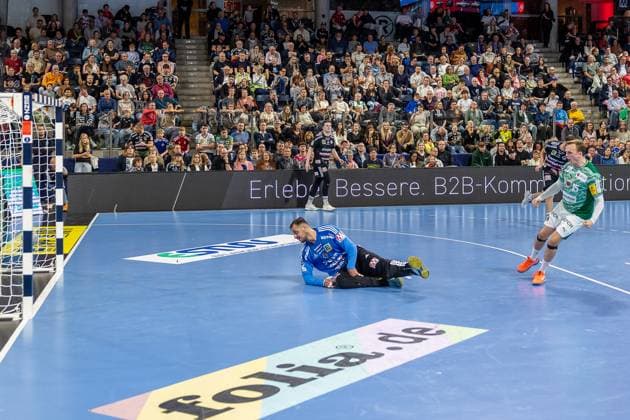 Khalifa Ghedbane HC Erlangen, 96 looks after the ball into the goal, after the throw by Tobias Schjoelberg Groendahl Füchse Berlin, 15 HC Erlangen vs Fuechse Berlin, Handball, 1 Handball Bundesliga, Saison 2025 2026, 7 Spieltag, 04 10 2025 HC Erlangen vs Fuechse Berlin, Handball, 1 Handball Bundesliga, Saison 2025 2026, 7 Spieltag, 04 10 2025 Nuernberg Copyright: xEibner-Pressefoto ArdanxFuessmanx EP_AFN