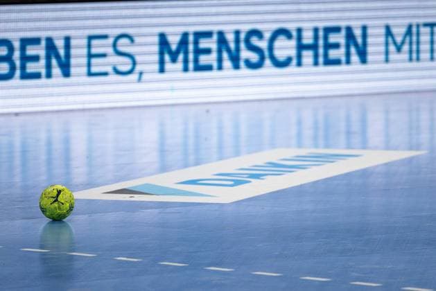 Puma Spielball Handball in front of DAIKIN floor advertising HC Erlangen vs Fuechse Berlin, Handball, 1 Handball Bundesliga, Season 2025 2026, 7 Matchday, 04 10 2025 HC Erlangen vs Fuechse Berlin, Handball, 1 Handball Bundesliga, Season 2025 2026, 7 Matchday, 04 10 2025 Nuremberg Copyright: xEibner-Pressefoto ArdanxFuessmanx EP_AFN