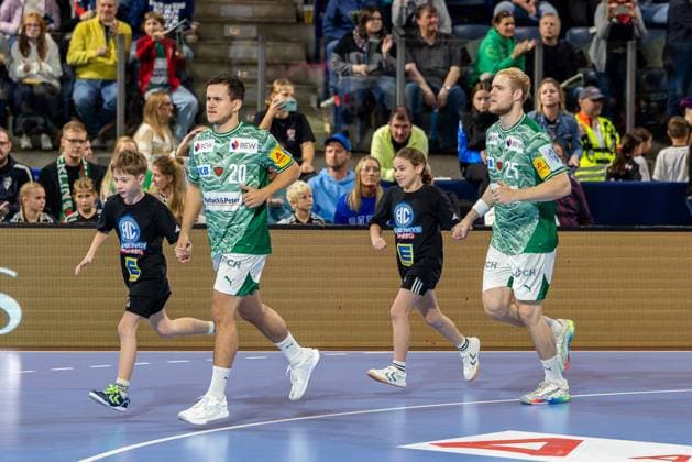 Run-in of the visiting team Tim Freihoefer Füchse Berlin, 20 , Matthes Langhoff Füchse Berlin, 25 with run-in children HC Erlangen vs Fuechse Berlin, Handball, 1 Handball Bundesliga, Season 2025 2026, Matchday 7, 04 10 2025 HC Erlangen vs Fuechse Berlin, Handball, 1 Handball Bundesliga, Season 2025 2026, Matchday 7, 04 10 2025 Nuremberg Copyright: xEibner-Pressefoto ArdanxFuessmanx EP_AFN