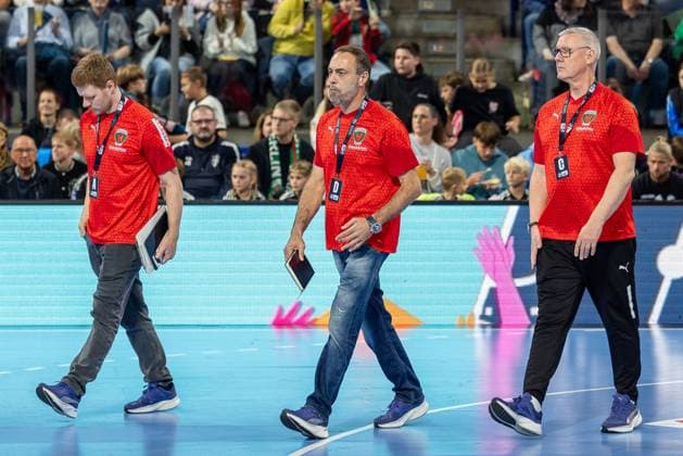 Staff of the Berliners before the start of the match, Maximilian Rinderle Füchse Berlin, Co-Coach , Dejan Peric Füchse Berlin, Goalkeeping Coach , Olaf Wehmer Füchse Berlin, Physiotherapist HC Erlangen vs Fuechse Berlin, Handball, 1 Handball Bundesliga, Season 2025 2026, Matchday 7, 04 10 2025 HC Erlangen vs Fuechse Berlin, Handball, 1 Handball Bundesliga, Season 2025 2026, Matchday 7, 04 10 2025 Nuremberg Copyright: xEibner-Pressefoto ArdanxFuessmanx EP_AFN