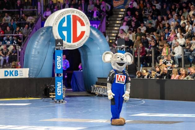 The mascot mouse in the brightly lit hall with the HC Erlangen logo in the background HC Erlangen vs Fuechse Berlin, Handball, 1 Handball Bundesliga, Season 2025 2026, Matchday 7, 04 10 2025 HC Erlangen vs Fuechse Berlin, Handball, 1 Handball Bundesliga, Season 2025 2026, Matchday 7, 04 10 2025 Nuremberg Copyright: xEibner-Pressefoto ArdanxFuessmanx EP_AFN