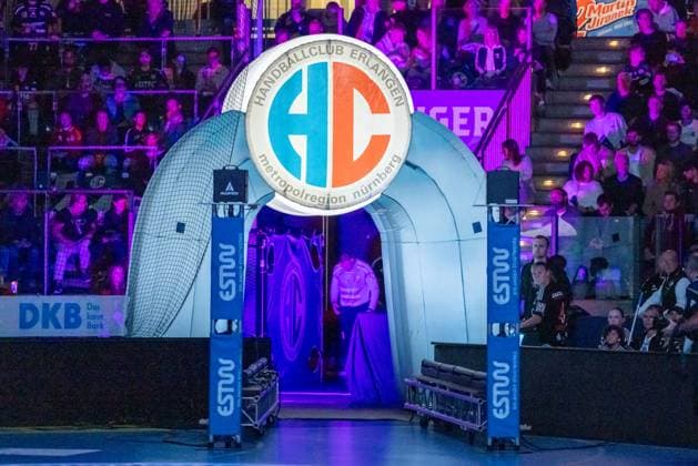 Goal for the run-in of the home team in a darkened hall HC Erlangen vs Fuechse Berlin, Handball, 1 Handball Bundesliga, Season 2025 2026, Matchday 7, 04 10 2025 HC Erlangen vs Fuechse Berlin, Handball, 1 Handball Bundesliga, Season 2025 2026, Matchday 7, 04 10 2025 Nuremberg Copyright: xEibner-Pressefoto ArdanxFuessmanx EP_AFN