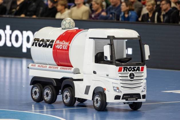 Remote-controlled truck with advertising imprint of the company ROSA, Klimadiesel IVO100, brings the match ball into the hall HC Erlangen vs Fuechse Berlin, Handball, 1 Handball Bundesliga, Season 2025 2026, 7 Matchday, 04 10 2025 HC Erlangen vs Fuechse Berlin, Handball, 1 Handball Bundesliga, Season 2025 2026, 7 Matchday, 04 10 2025 Nuremberg Copyright: xEibner-Pressefoto ArdanxFuessmanx EP_AFN