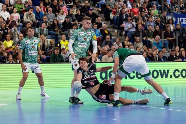 Florian Scheerer HC Erlangen, 10 is brought down in the circle by Lasse Bredekjaer Andersson Füchse Berlin, 11 In the background Aitor Arino Füchse Berlin, 14 HC Erlangen vs Fuechse Berlin, Handball, 1 Handball Bundesliga, Saison 2025 2026, 7 Spieltag, 04 10 2025 HC Erlangen vs Fuechse Berlin, Handball, 1 Handball Bundesliga, Saison 2025 2026, 7 Spieltag, 04 10 2025 Nuernberg Copyright: xEibner-Pressefoto ArdanxFuessmanx EP_AFN