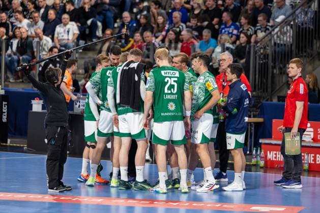 Time out, circle of the Berlin team HC Erlangen vs Fuechse Berlin, Handball, 1 Handball Bundesliga, Season 2025 2026, Matchday 7, 04 10 2025 HC Erlangen vs Fuechse Berlin, Handball, 1 Handball Bundesliga, Season 2025 2026, Matchday 7, 04 10 2025 Nuremberg Copyright: xEibner-Pressefoto ArdanxFuessmanx EP_AFN