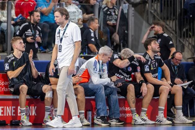 Johannes Sellin HC Erlangen, head coach, is at a loss, he runs along the bench with his arms hanging Viggo Kristjansson HC Erlangen, 73 , Dr Andre Teixeira HC Erlangen, goalkeeping coach HC Erlangen vs Fuechse Berlin, Handball, 1 Handball Bundesliga, Season 2025 2026, Matchday 7, 04 10 2025 HC Erlangen vs Fuechse Berlin, Handball, 1 Handball Bundesliga, Season 2025 2026, Matchday 7, 04 10 2025 Nuremberg Copyright: xEibner-Pressefoto ArdanxFuessmanx EP_AFN