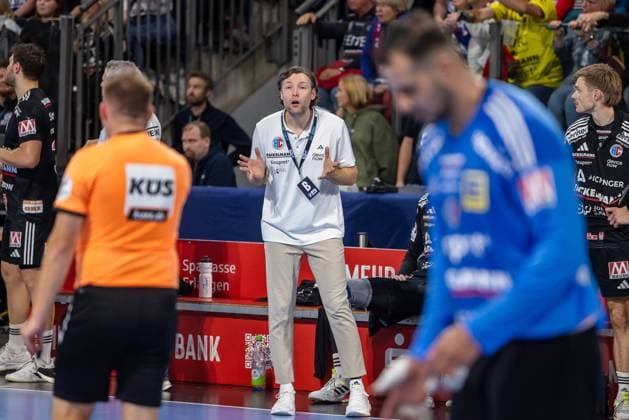 Johannes Sellin HC Erlangen, head coach looks questioningly towards the referee and is dissatisfied with the decision Tim Goemmel HC Erlangen, 95 out of focus in the foreground HC Erlangen vs Fuechse Berlin, Handball, 1 Handball Bundesliga, Saison 2025 2026, 7 Spieltag, 04 10 2025 HC Erlangen vs Fuechse Berlin, Handball, 1 Handball Bundesliga, Saison 2025 2026, 7 Spieltag, 04 10 2025 Nuernberg Copyright: xEibner-Pressefoto ArdanxFuessmanx EP_AFN