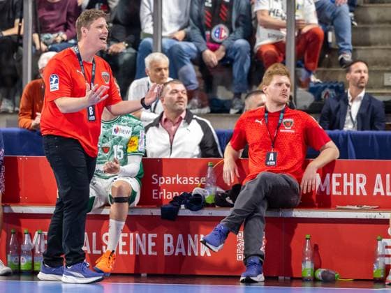 Nicolej Krickau Füchse Berlin, Head Coach emotional and Maximilian Rinderle Füchse Berlin, Co-Coach on the bench HC Erlangen vs Fuechse Berlin, Handball, 1 Handball Bundesliga, Season 2025 2026, Matchday 7, 04 10 2025 HC Erlangen vs Fuechse Berlin, Handball, 1 Handball Bundesliga, Season 2025 2026, Matchday 7, 04 10 2025 Nuremberg Copyright: xEibner-Pressefoto ArdanxFuessmanx EP_AFN