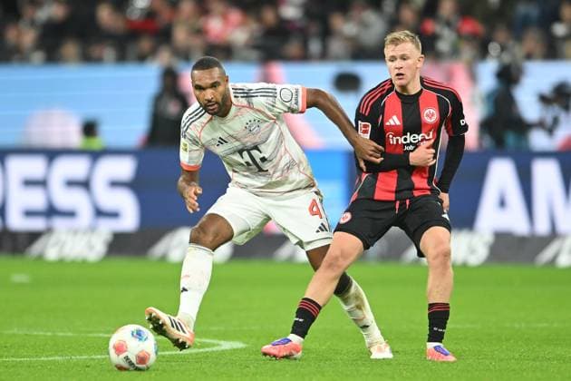 Soccer 1 Bundesliga 6 Matchday Eintracht Frankfurt FC Bayern Munich on 04 10 2025 at Deutsche Bank Park in Frankfurt Jonathan Tah Munich , left Jonathan Burkardt Frankfurt , right DFL regulations prohibit any use of photographs as image sequences and or quasi video xJKx