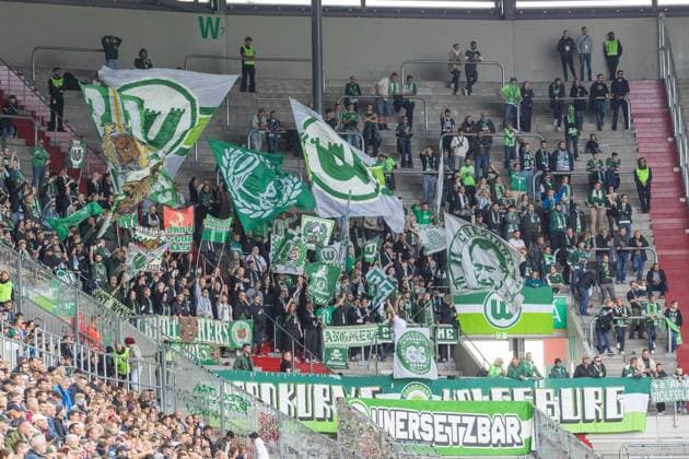 Fans of VfL Wolfsburg, FC Augsburg vs VfL Wolfsburg, Football, 1 Bundesliga, Matchday 6, 04 10 2025 DFB regulations prohibit any use of photographs as image sequences and or quasi video Augsburg Bayern Germany Copyright: xkolbert-press PeterxFastlx