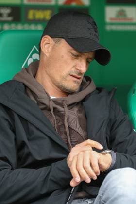 04 10 2025, xtgx, Soccer 1 Bundesliga, SV Werder Bremen FC St Pauli, v l Alexander Blessin St Pauli, Trainer schaut auf die Uhr DFL DFB REGULATIONS PROHIBIT ANY USE OF PHOTOGRAPHS as IMAGE SEQUENCES and or QUASI VIDEO Bremen