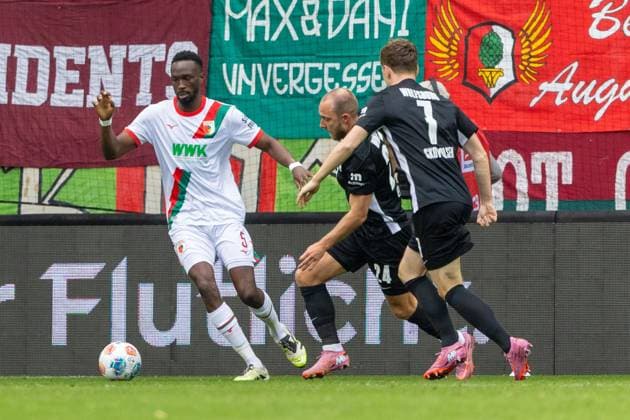 Chrislain Matsima FC Augsburg , Christian Eriksen 24 VfL Wolfsburg and Andreas Skov Olsen 7 VfL Wolfsburg v l in duel, FC Augsburg vs VfL Wolfsburg, Football, 1 Bundesliga, Matchday 6, 04 10 2025 DFB regulations prohibit any use of photographs as image sequences and or quasi video Augsburg Bayern Germany Copyright: xkolbert-press PeterxFastlx