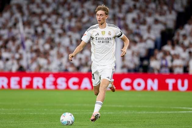 October 4, 2025, Madrid, Madrid, Spain: Dean Huijsen of Real Madrid CF during La Liga football match between Real Madrid CF v Villareal CF at Santiago Bernabeu Stadium in Madrid, Spain, October 4, 2025 Madrid Spain - ZUMAa206 20251004_zsp_a206_193 Copyright: xRubenxAlbarranx