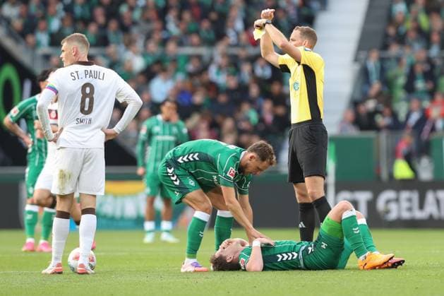04 10 2025, xtgx, Fußball 1 Bundesliga, SV Werder Bremen FC St Pauli, v l Jens Stage Bremen, 6 verletzt, Verletzung, injury, injured DFL DFB REGULATIONS PROHIBIT ANY USE OF PHOTOGRAPHS as IMAGE SEQUENCES and or QUASI VIDEO Bremen