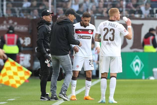 04 10 2025, xtgx, Soccer 1 Bundesliga, SV Werder Bremen FC St Pauli, v l Alexander Blessin St Pauli, Coach , Ricky Jade Jones St Pauli, 26 gives instructions, gesticulates with arms, gesticulate, gives instructions DFL DFB REGULATIONS PROHIBIT ANY USE OF PHOTOGRAPHS as IMAGE SEQUENCES and or QUASI VIDEO Bremen