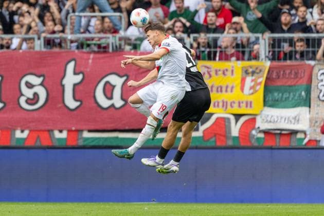 Robin Fellhauer FC Augsburg and Joakim Maehle 21 VfL Wolfsburg v l in duel, FC Augsburg vs VfL Wolfsburg, Football, 1 Bundesliga, 6 Matchday, 04 10 2025 DFB regulations prohibit any use of photographs as image sequences and or quasi video Augsburg Bayern Germany Copyright: xkolbert-press PeterxFastlx