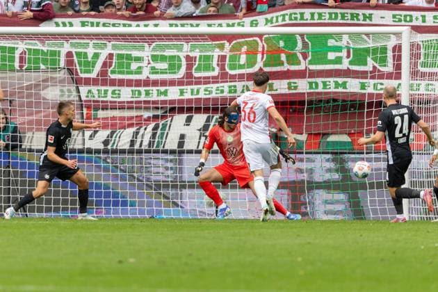 Mert Koemuer FC Augsburg scores the goal for 2 0, FC Augsburg vs VfL Wolfsburg, Soccer, 1 Bundesliga, 6 Matchday, 04 10 2025 DFB regulations prohibit any use of photographs as image sequences and or quasi video Augsburg Bayern Germany Copyright: xkolbert-press PeterxFastlx
