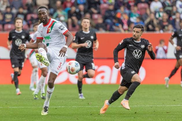 Chrislain Matsima FC Augsburg in action, FC Augsburg vs VfL Wolfsburg, Football, 1 Bundesliga, Matchday 6, 04 10 2025 DFB regulations prohibit any use of photographs as image sequences and or quasi video Augsburg Bayern Germany Copyright: xkolbert-press PeterxFastlx