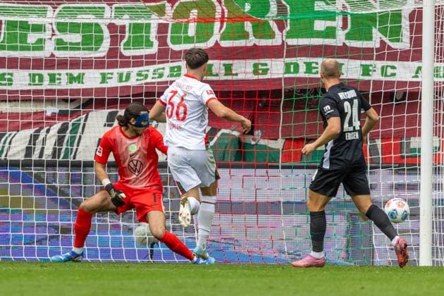 Mert Koemuer FC Augsburg scores the goal for 2 0, FC Augsburg vs VfL Wolfsburg, Soccer, 1 Bundesliga, 6 Matchday, 04 10 2025 DFB regulations prohibit any use of photographs as image sequences and or quasi video Augsburg Bayern Germany Copyright: xkolbert-press PeterxFastlx