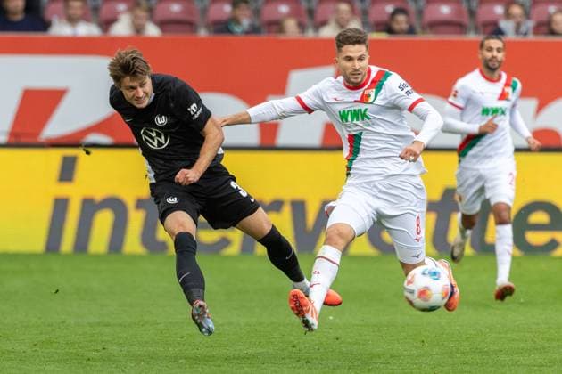 Mattias Svanberg 32 VfL Wolfsburg and Elvis Rexhbecaj FC Augsburg v l in duel, FC Augsburg vs VfL Wolfsburg, Soccer, 1 Bundesliga, Matchday 6, 04 10 2025 DFB regulations prohibit any use of photographs as image sequences and or quasi video Augsburg Bayern Germany Copyright: xkolbert-press PeterxFastlx