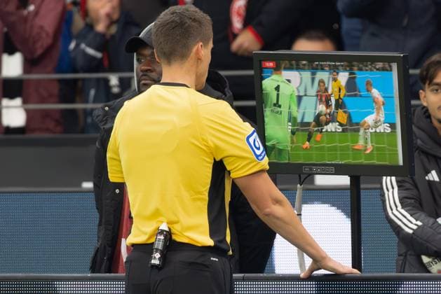 Eintracht Frankfurt FC Bayern Munich, 1 FBL Referee Daniel Siebert watches the controversial scene before the supposed Frankfurt equalizer on the monitor The VAR had switched on Bundesliga match between Eintracht Frankfurt and FC Bayern Munich on October 4, 2025 at Deutsche Bank Park in Frankfurt am Main , Frankfurt am Main Hessen Germany Deutsche Bank Park