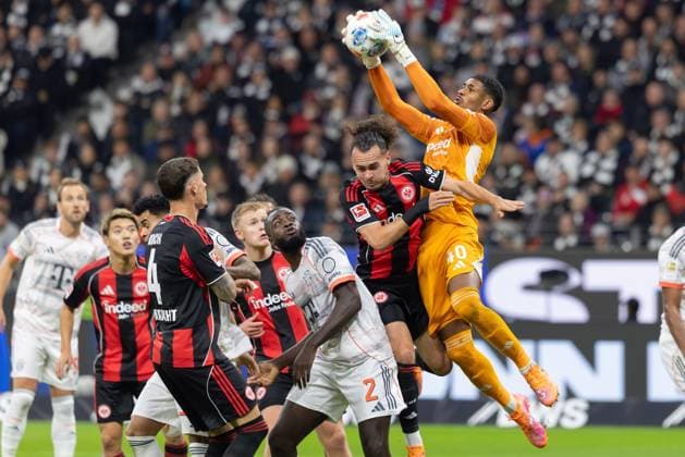 Eintracht Frankfurt FC Bayern Munich, 1 FBL Goalkeeper Kaua Santos Eintracht Frankfurt, 40 intercepts a corner kick To his left Robin Koch Eintracht Frankfurt, 4 , Dayot Upamecano Bayern Munich, 2 and Arthur Theate Eintracht Frankfurt, 3 Bundesliga match between Eintracht Frankfurt and FC Bayern Munich on October 4, 2025 at Deutsche Bank Park in Frankfurt am Main , Frankfurt am Main Hessen Germany Deutsche Bank Park