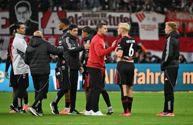 04 10 2025, xjhx, Fußball 1 Bundesliga, Eintracht Frankfurt FC Bayern München v l Schahriar Bigdeli Athletik, Praevention und Rehabilitation Eintracht Frankfurt , Leiter der Lizenzspielabteilung Team Manager Timmo Hardung Eintracht Frankfurt , Oscar Hojlund Hoejlund Hojlund Eintracht Frankfurt , Hugo Larsson Eintracht Frankfurt DFL DFB REGULATIONS PROHIBIT ANY USE OF PHOTOGRAPHS as IMAGE SEQUENCES and or QUASI VIDEO Frankfurt am Main