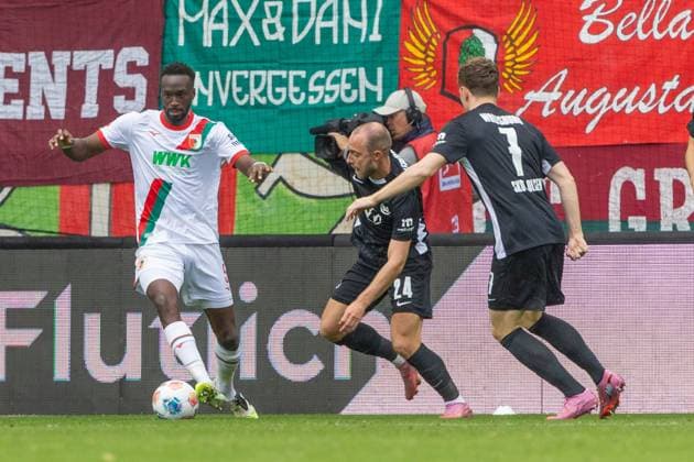 Chrislain Matsima FC Augsburg , Christian Eriksen 24 VfL Wolfsburg and Andreas Skov Olsen 7 VfL Wolfsburg v l in duel, FC Augsburg vs VfL Wolfsburg, Football, 1 Bundesliga, Matchday 6, 04 10 2025 DFB regulations prohibit any use of photographs as image sequences and or quasi video Augsburg Bayern Germany Copyright: xkolbert-press PeterxFastlx
