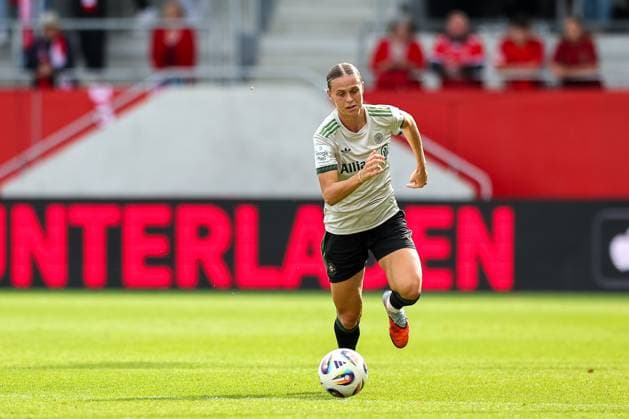 Klara Buehl FC Bayern Muenchen, 17 with ball, GER, FC Bayern Muenchen vs SV Werder Bremen, Football, Google Pixel Frauen Bundesliga, 5 Spieltag, Saison 2025 2026, 04 10 2025, DFL DFB REGULATIONS PROHIBIT ANY USE OF PHOTOGRAPHS as IMAGE SEQUENCES and or QUASI VIDEO, GER, FC Bayern Muenchen vs SV Werder Bremen, Football, Google Pixel Frauen Bundesliga, 5 Spieltag, Saison 2025 2026, 04 10 2025 Muenchen Copyright: xEibner-Pressefoto JennixMaulx EP_JML