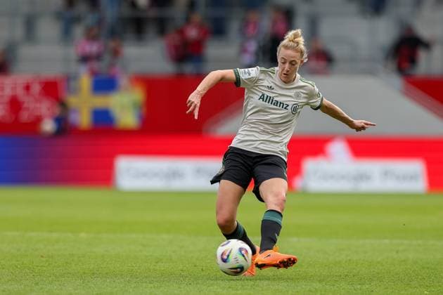Carolin Simon FC Bayern Muenchen, 30 with ball, GER, FC Bayern Muenchen vs SV Werder Bremen, Football, Google Pixel Frauen Bundesliga, 5 Spieltag, Saison 2025 2026, 04 10 2025, DFL DFB REGULATIONS PROHIBIT ANY USE OF PHOTOGRAPHS as IMAGE SEQUENCES and or QUASI VIDEO, GER, FC Bayern Muenchen vs SV Werder Bremen, Football, Google Pixel Frauen Bundesliga, 5 Spieltag, Saison 2025 2026, 04 10 2025 Muenchen Copyright: xEibner-Pressefoto JennixMaulx EP_JML