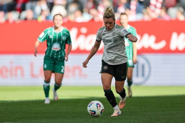 Linda Dallmann FC Bayern Muenchen, 10 with ball, GER, FC Bayern Muenchen vs SV Werder Bremen, Football, Google Pixel Frauen Bundesliga, 5 Spieltag, Saison 2025 2026, 04 10 2025, DFL DFB REGULATIONS PROHIBIT ANY USE OF PHOTOGRAPHS as IMAGE SEQUENCES and or QUASI VIDEO, GER, FC Bayern Muenchen vs SV Werder Bremen, Football, Google Pixel Frauen Bundesliga, 5 Spieltag, Saison 2025 2026, 04 10 2025 Muenchen Copyright: xEibner-Pressefoto JennixMaulx EP_JML