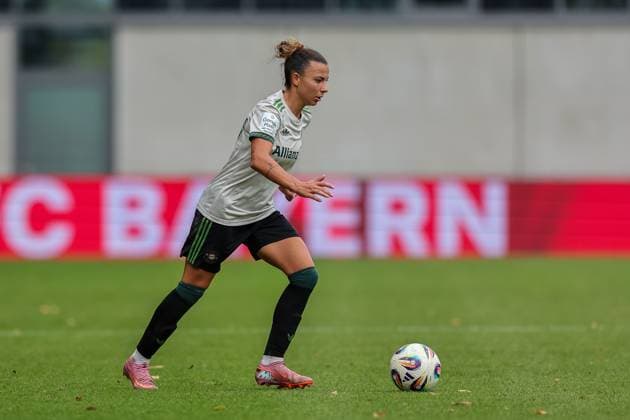 Arianna Caruso FC Bayern Muenchen, 27 with ball, GER, FC Bayern Muenchen vs SV Werder Bremen, Football, Google Pixel Frauen Bundesliga, 5 Spieltag, Saison 2025 2026, 04 10 2025, DFL DFB REGULATIONS PROHIBIT ANY USE OF PHOTOGRAPHS as IMAGE SEQUENCES and or QUASI VIDEO, GER, FC Bayern Muenchen vs SV Werder Bremen, Football, Google Pixel Frauen Bundesliga, 5 Spieltag, Saison 2025 2026, 04 10 2025 Muenchen Copyright: xEibner-Pressefoto JennixMaulx EP_JML