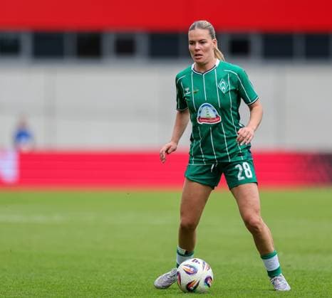 Juliane Wirtz SV Werder Bremen, 28 with ball, GER, FC Bayern Muenchen vs SV Werder Bremen, Football, Google Pixel Frauen Bundesliga, 5 Spieltag, Saison 2025 2026, 04 10 2025, DFL DFB REGULATIONS PROHIBIT ANY USE OF PHOTOGRAPHS as IMAGE SEQUENCES and or QUASI VIDEO, GER, FC Bayern Muenchen vs SV Werder Bremen, Football, Google Pixel Frauen Bundesliga, 5 Spieltag, Saison 2025 2026, 04 10 2025 Muenchen Copyright: xEibner-Pressefoto JennixMaulx EP_JML