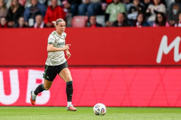 Klara Buehl FC Bayern Muenchen, 17 with ball, GER, FC Bayern Muenchen vs SV Werder Bremen, Football, Google Pixel Frauen Bundesliga, 5 Spieltag, Saison 2025 2026, 04 10 2025, DFL DFB REGULATIONS PROHIBIT ANY USE OF PHOTOGRAPHS as IMAGE SEQUENCES and or QUASI VIDEO, GER, FC Bayern Muenchen vs SV Werder Bremen, Football, Google Pixel Frauen Bundesliga, 5 Spieltag, Saison 2025 2026, 04 10 2025 Muenchen Copyright: xEibner-Pressefoto JennixMaulx EP_JML