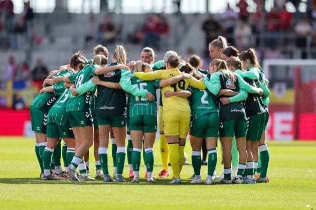 Team circle of SV Werder Bremen players before the match, GER, FC Bayern Muenchen vs SV Werder Bremen, Football, Google Pixel Womens Bundesliga, Matchday 5, Season 2025 2026, 04 10 2025, DFL DFB REGULATES PROHIBIT ANY USE OF PHOTOGRAPHS as IMAGE SEQUENCES and or QUASI VIDEO, GER, FC Bayern Muenchen vs SV Werder Bremen, Football, Google Pixel Womens Bundesliga, Matchday 5, Season 2025 2026, 04 10 2025 Muenchen Copyright: xEibner-Pressefoto JennixMaulx EP_JML