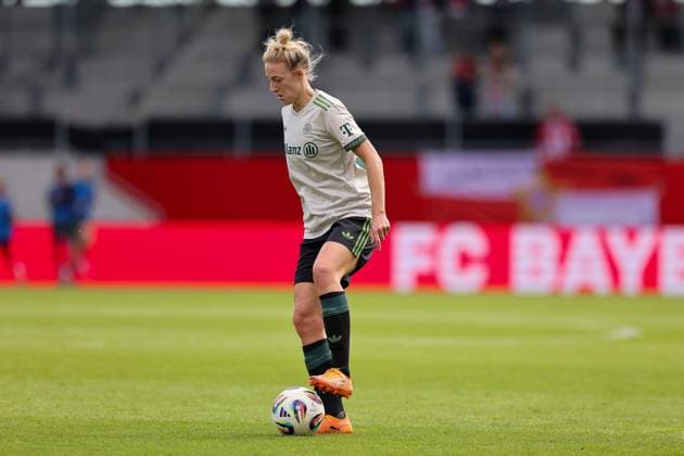 Carolin Simon FC Bayern Muenchen, 30 with ball, GER, FC Bayern Muenchen vs SV Werder Bremen, Football, Google Pixel Frauen Bundesliga, 5 Spieltag, Saison 2025 2026, 04 10 2025, DFL DFB REGULATIONS PROHIBIT ANY USE OF PHOTOGRAPHS as IMAGE SEQUENCES and or QUASI VIDEO, GER, FC Bayern Muenchen vs SV Werder Bremen, Football, Google Pixel Frauen Bundesliga, 5 Spieltag, Saison 2025 2026, 04 10 2025 Muenchen Copyright: xEibner-Pressefoto JennixMaulx EP_JML