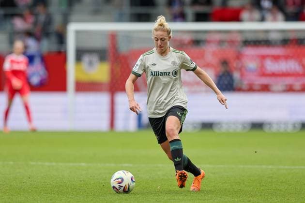 Carolin Simon FC Bayern Muenchen, 30 with ball, GER, FC Bayern Muenchen vs SV Werder Bremen, Football, Google Pixel Frauen Bundesliga, 5 Spieltag, Saison 2025 2026, 04 10 2025, DFL DFB REGULATIONS PROHIBIT ANY USE OF PHOTOGRAPHS as IMAGE SEQUENCES and or QUASI VIDEO, GER, FC Bayern Muenchen vs SV Werder Bremen, Football, Google Pixel Frauen Bundesliga, 5 Spieltag, Saison 2025 2026, 04 10 2025 Muenchen Copyright: xEibner-Pressefoto JennixMaulx EP_JML