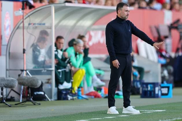 Jose Barcala FC Bayern Muenchen, Coach gesticulates, GER, FC Bayern Muenchen vs SV Werder Bremen, Football, Google Pixel Womens Bundesliga, Matchday 5, Season 2025 2026, 04 10 2025, DFL DFB REGULATES PROHIBIT ANY USE OF PHOTOGRAPHS as IMAGE SEQUENCES and or QUASI VIDEO, GER, FC Bayern Muenchen vs SV Werder Bremen, Football, Google Pixel Womens Bundesliga, Matchday 5, Season 2025 2026, 04 10 2025 Muenchen Copyright: xEibner-Pressefoto JennixMaulx EP_JML