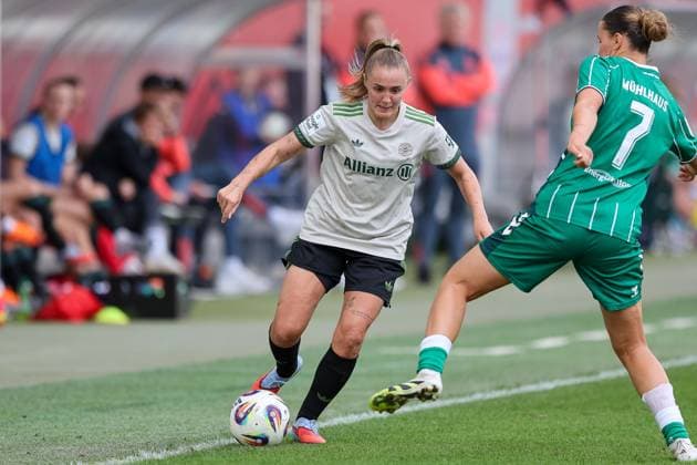 Georgia Stanway FC Bayern Muenchen, 31 with ball with Larissa Muehlhaus SV Werder Bremen, 07 , GER, FC Bayern Muenchen vs SV Werder Bremen, Soccer, Google Pixel Womens Bundesliga, 5 Matchday, Season 2025 2026, 04 10 2025, DFL DFB REGULATIONS PROHIBIT ANY USE OF PHOTOGRAPHS as IMAGE SEQUENCES and or QUASI VIDEO, GER, FC Bayern Muenchen vs SV Werder Bremen, Football, Google Pixel Frauen Bundesliga, 5 Spieltag, Saison 2025 2026, 04 10 2025 Muenchen Copyright: xEibner-Pressefoto JennixMaulx EP_JML