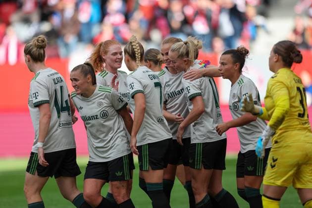 Cheering after the 4-0 goal by Lea Schueller FC Bayern Muenchen, 11 , Alara Sehitler FC Bayern Muenchen, 14 , Georgia Stanway FC Bayern Muenchen, 31 , Stine Ballisager FC Bayern Muenchen, 03 , Arianna Caruso FC Bayern Muenchen, 27 , Giulia Gwinn FC Bayern Muenchen, 07 and Glodis Perla Viggosdottir FC Bayern Muenchen, 04 cheer with Mariella El Sherif SV Werder Bremen, 39 , GER, FC Bayern Muenchen vs SV Werder Bremen, Football, Google Pixel Frauen Bundesliga, 5 Spieltag, Saison 2025 2026, 04 10 2025, DFL DFB REGULATIONS PROHIBIT ANY USE OF PHOTOGRAPHS as IMAGE SEQUENCES and or QUASI VIDEO, GER, FC Bayern Muenchen vs SV Werder Bremen, Football, Google Pixel Frauen Bundesliga, 5 Spieltag, Saison 2025 2026, 04 10 2025 Muenchen Copyright: xEibner-Pressefoto JennixMaulx EP_JML