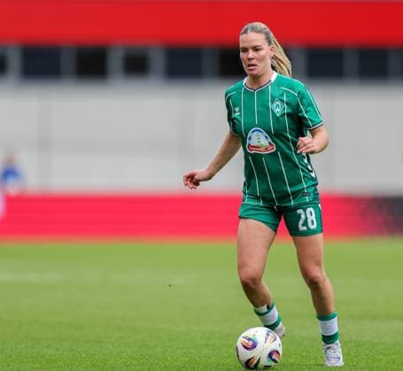 Juliane Wirtz SV Werder Bremen, 28 with ball, GER, FC Bayern Muenchen vs SV Werder Bremen, Football, Google Pixel Frauen Bundesliga, 5 Spieltag, Saison 2025 2026, 04 10 2025, DFL DFB REGULATIONS PROHIBIT ANY USE OF PHOTOGRAPHS as IMAGE SEQUENCES and or QUASI VIDEO, GER, FC Bayern Muenchen vs SV Werder Bremen, Football, Google Pixel Frauen Bundesliga, 5 Spieltag, Saison 2025 2026, 04 10 2025 Muenchen Copyright: xEibner-Pressefoto JennixMaulx EP_JML