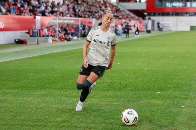 Giulia Gwinn FC Bayern Muenchen, 07 with ball, GER, FC Bayern Muenchen vs SV Werder Bremen, Soccer, Google Pixel Women Bundesliga, 5 Matchday, Season 2025 2026, 04 10 2025, DFL DFB REGULATIONS PROHIBIT ANY USE OF PHOTOGRAPHS as IMAGE SEQUENCES and or QUASI VIDEO, GER, FC Bayern Muenchen vs SV Werder Bremen, Football, Google Pixel Frauen Bundesliga, 5 Spieltag, Saison 2025 2026, 04 10 2025 Muenchen Copyright: xEibner-Pressefoto JennixMaulx EP_JML