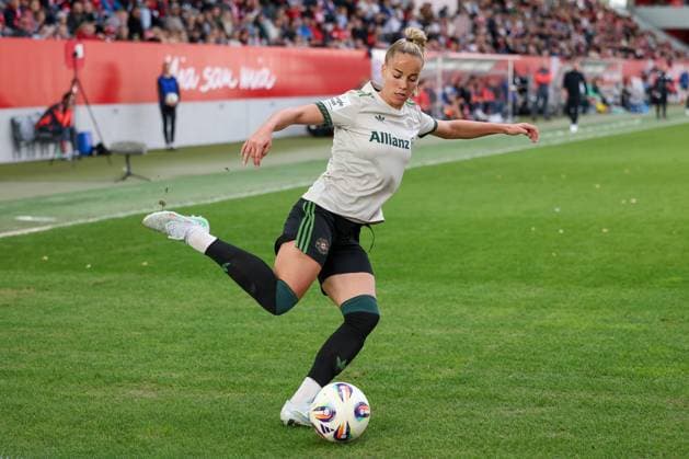 Giulia Gwinn FC Bayern Muenchen, 07 with the ball, GER, FC Bayern Muenchen vs SV Werder Bremen, Soccer, Google Pixel Womens Bundesliga, 5 Matchday, Season 2025 2026, 04 10 2025, DFL DFB REGULATIONS PROHIBIT ANY USE OF PHOTOGRAPHS as IMAGE SEQUENCES and or QUASI VIDEO, GER, FC Bayern Muenchen vs SV Werder Bremen, Football, Google Pixel Frauen Bundesliga, 5 Spieltag, Saison 2025 2026, 04 10 2025 Muenchen Copyright: xEibner-Pressefoto JennixMaulx EP_JML