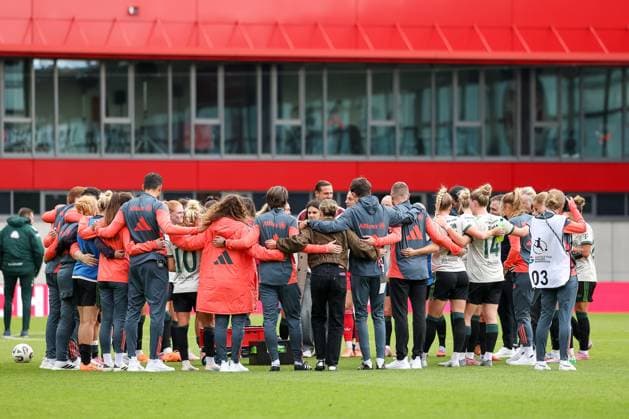 Team circle of FC Bayern Muenchen players after the match, GER, FC Bayern Muenchen vs SV Werder Bremen, Soccer, Google Pixel Womens Bundesliga, Matchday 5, Season 2025 2026, 04 10 2025, DFL DFB REGULATIONS PROHIBIT ANY USE OF PHOTOGRAPHS as IMAGE SEQUENCES and or QUASI VIDEO, GER, FC Bayern Muenchen vs SV Werder Bremen, Football, Google Pixel Womens Bundesliga, Matchday 5, Season 2025 2026, 04 10 2025 Muenchen Copyright: xEibner-Pressefoto JennixMaulx EP_JML