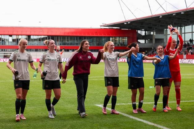 The FC Bayern Muenchen players celebrate with the fans after the win, Lea Schueller FC Bayern Muenchen, 11 with Alara Sehitler FC Bayern Muenchen, 14 and Vanessa Gilles FC Bayern Muenchen, 02 , with Stine Ballisager FC Bayern Muenchen, 03 and Momoko Tanikawa FC Bayern Muenchen, 18 , with Tuva Hansen FC Bayern Muenchen, 06 and Ena Mahmutovic FC Bayern Muenchen, 32 , GER, FC Bayern Muenchen vs SV Werder Bremen, Football, Google Pixel Frauen Bundesliga, 5 Spieltag, Saison 2025 2026, 04 10 2025, DFL DFB REGULATIONS PROHIBIT ANY USE OF PHOTOGRAPHS as IMAGE SEQUENCES and or QUASI VIDEO, GER, FC Bayern Muenchen vs SV Werder Bremen, Football, Google Pixel Frauen Bundesliga, 5 Spieltag, Saison 2025 2026, 04 10 2025 Muenchen Copyright: xEibner-Pressefoto JennixMaulx EP_JML